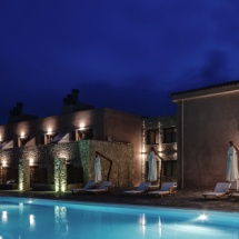 φωτισμένη ρομαντική πισίνα εξοχικού ξενοδοχείου στο ναύπλιο κάτω από τον έναστρο νυχτερινό ουρανό