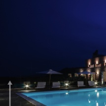 φωτισμένη πισίνα ελληνικού πολυτελούς ξενοδοχείου στα πυργιώτικα ναύπλιο τη διάρκεια των διακοπών